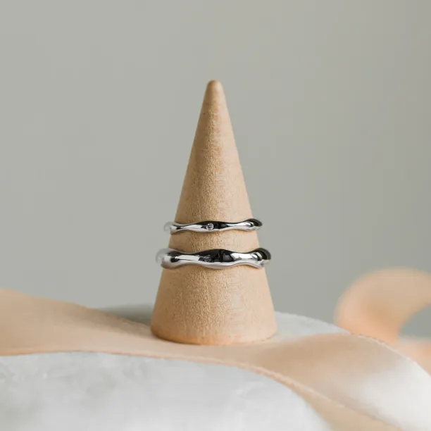 Wavy gold wedding rings with a diamond APRILIA Image