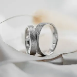 Wedding rings with matte finish with a diamond TOFA