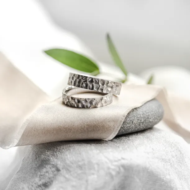 Gold wedding bands with engraved surface PRATO Image