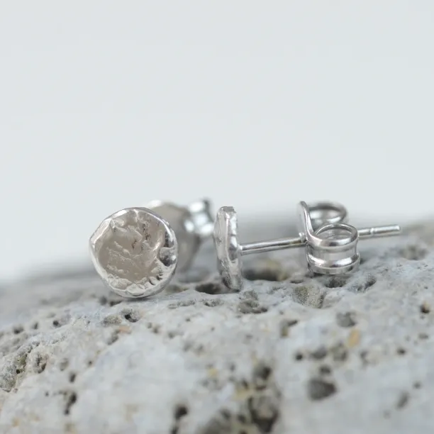 Silver hammered stud earrings with push back closure RIMINI Image