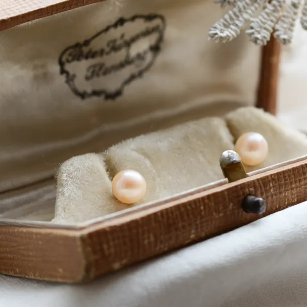 Stud peach pearl earrings QIANA Image