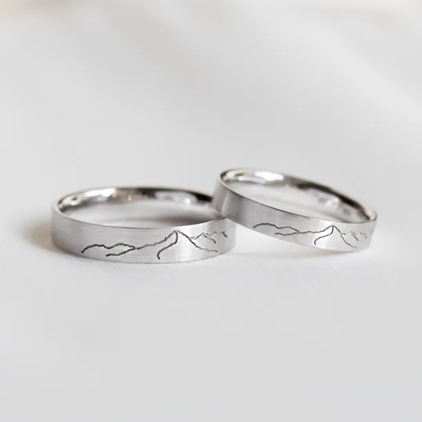Gold wedding rings with engraved mountains TATRY  Image