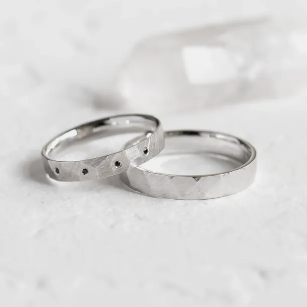 Hammered white gold wedding rings with black diamonds MILANO  Image