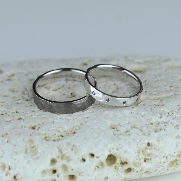 Hammered Gold Wedding Rings with black diamonds BARCA  Image