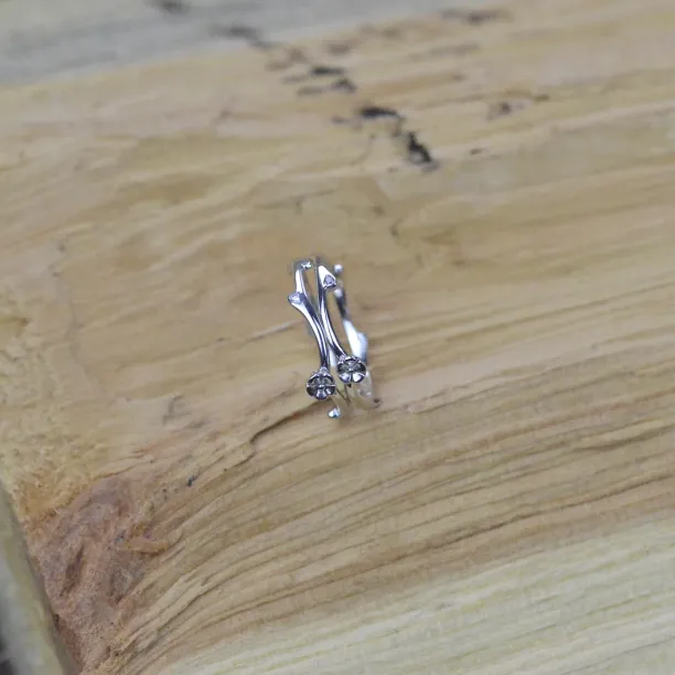 Minimalist daisy ring with diamonds VILO Image