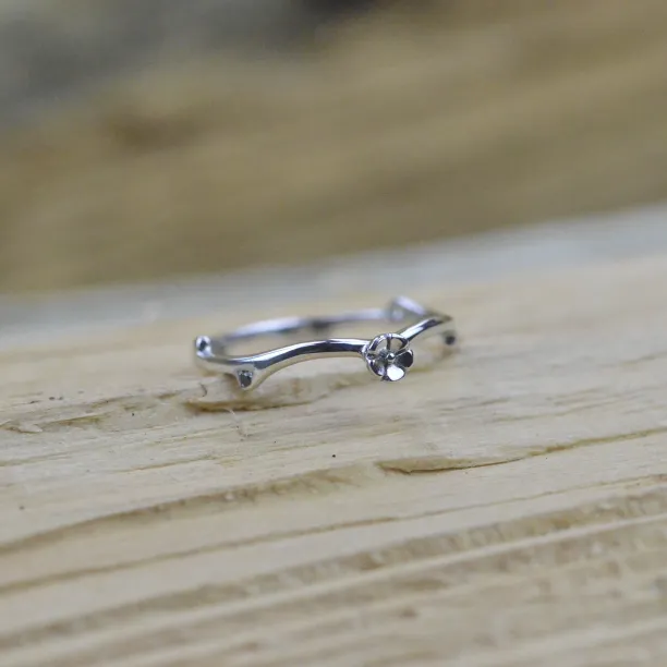 Minimalist daisy ring with diamonds VILO Image