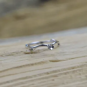 Minimalist daisy ring with diamonds VILO Thumbnail