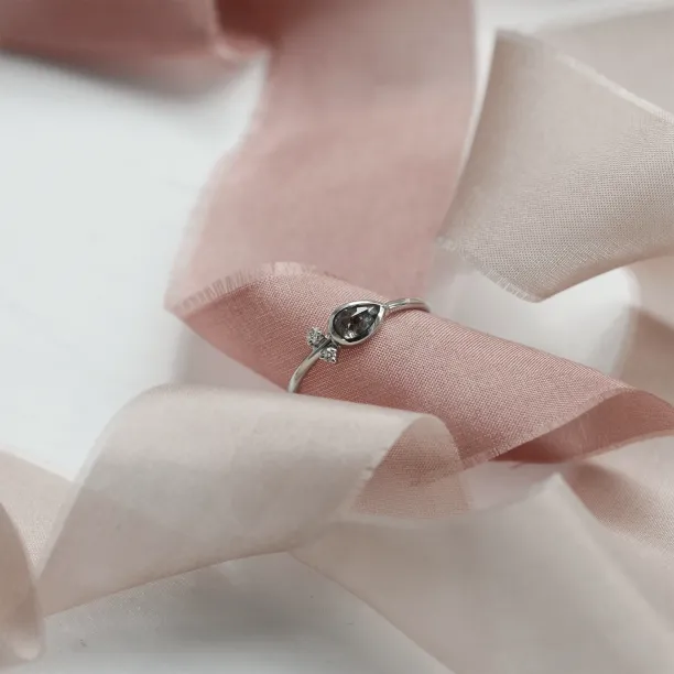 NANCY gold ring with salt and pepper diamond 0.32ct Image