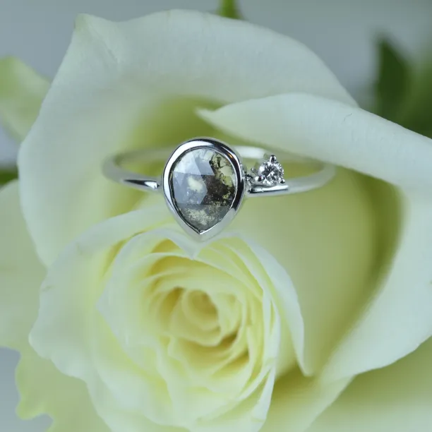 MICHELLE gold ring with salt and pepper diamond 0.6ct Image