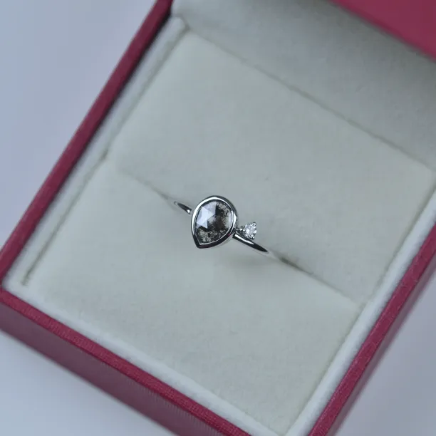 MICHELLE gold ring with salt and pepper diamond 0.6ct Image