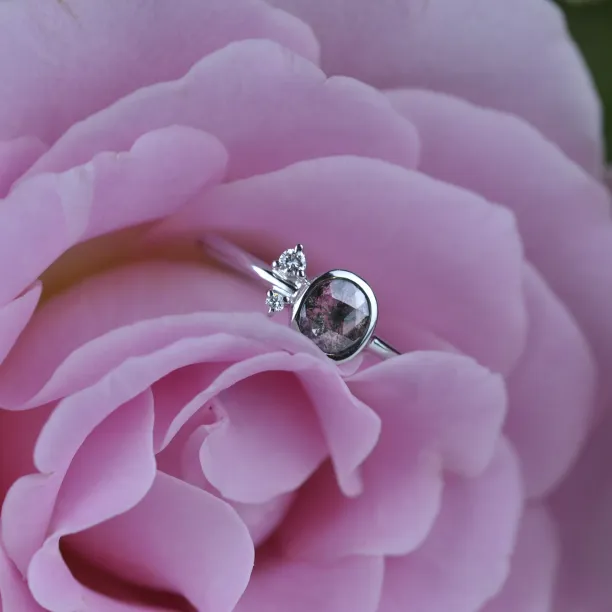 MELISSA gold ring with salt and pepper diamond Image