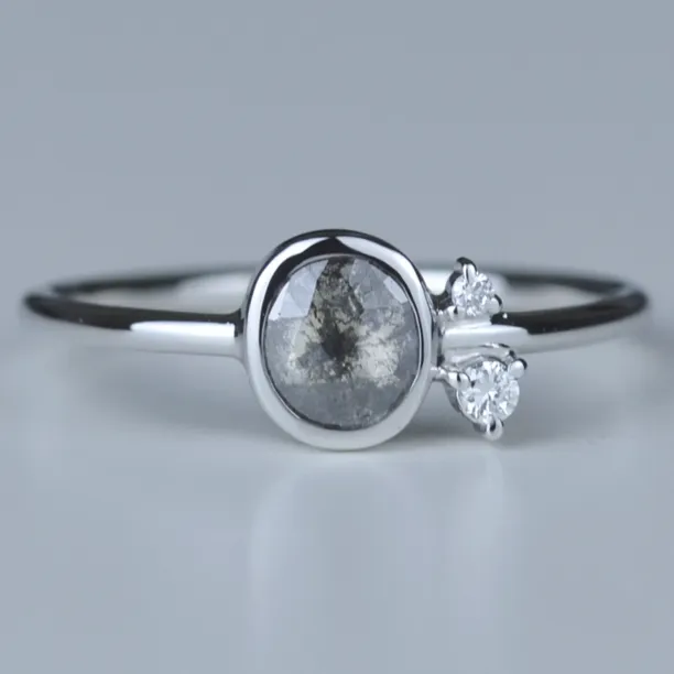 MELISSA gold ring with salt and pepper diamond Image