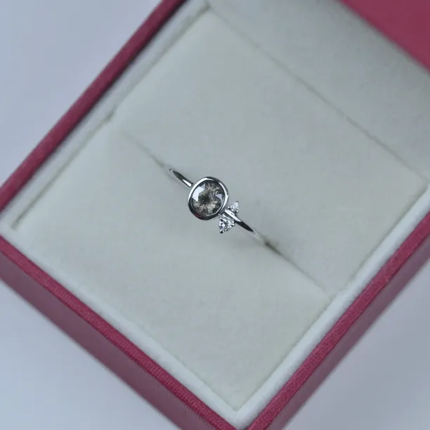 MELISSA gold ring with salt and pepper diamond Image