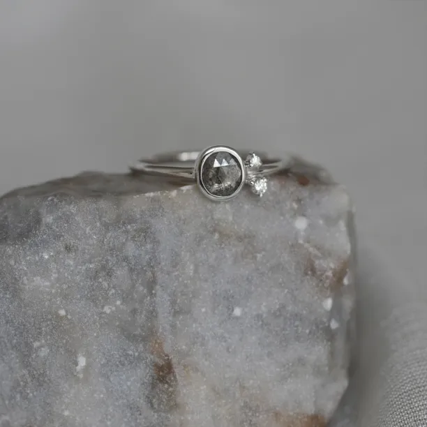 MELISSA gold ring with salt and pepper diamond Image