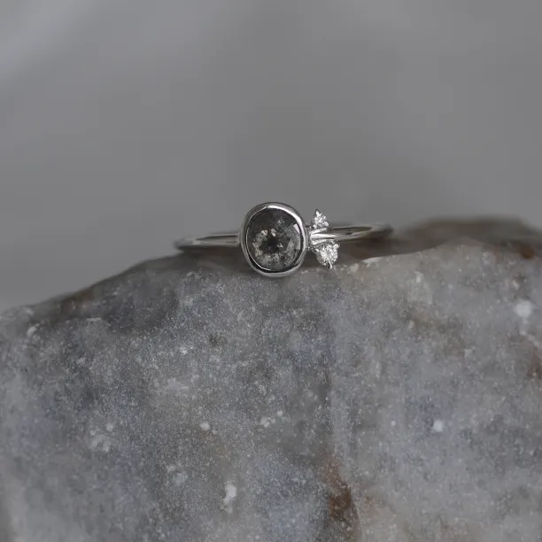 MELISSA gold ring with salt and pepper diamond Image