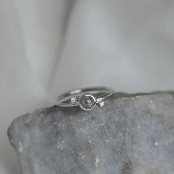 LAUREN gold ring with salt and pepper diamond 0.45ct Image