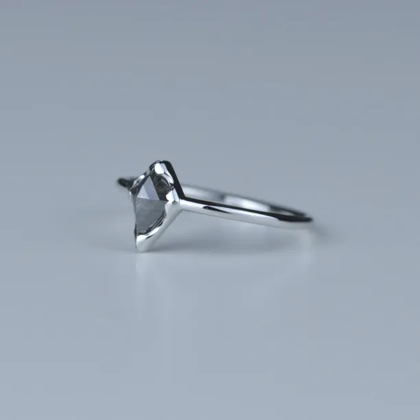 JANE gold diamond ring in an authentic cut Image