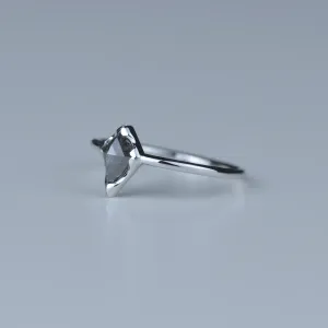 JANE gold diamond ring in an authentic cut Thumbnail