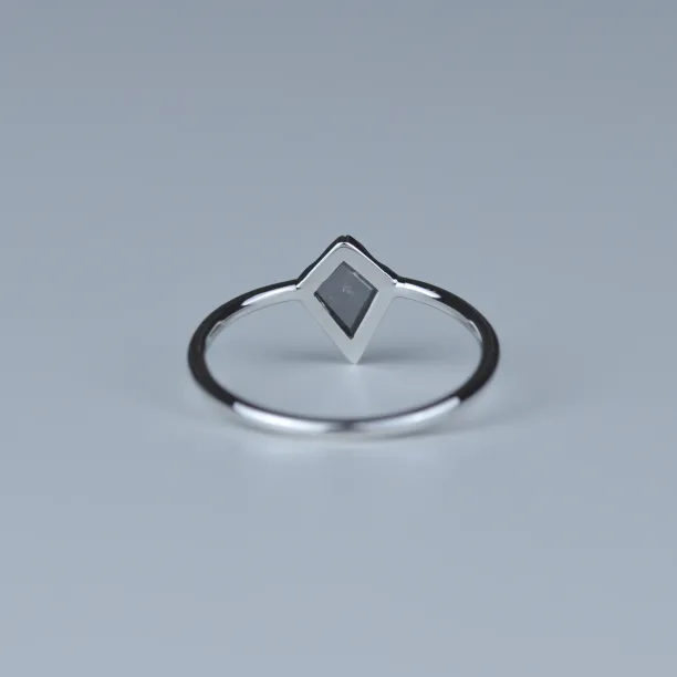 JANE gold diamond ring in an authentic cut Image