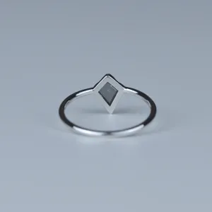 JANE gold diamond ring in an authentic cut Thumbnail
