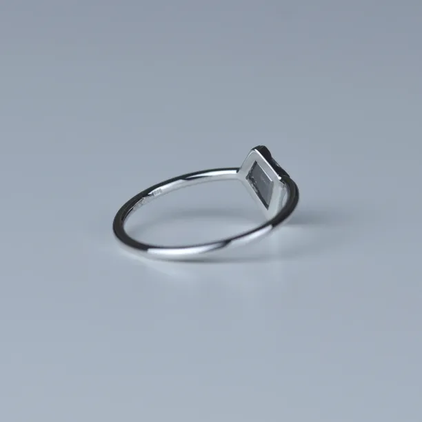 JANE gold diamond ring in an authentic cut Image