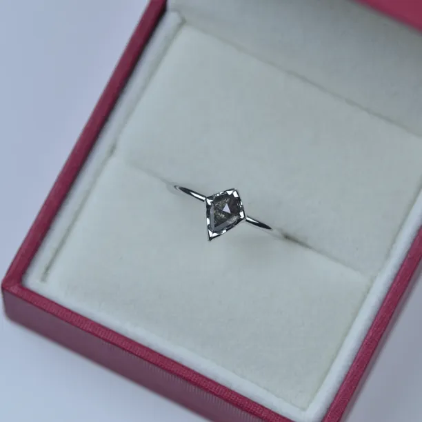 JANE gold diamond ring in an authentic cut Image