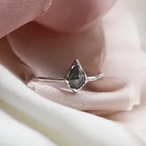 JANE gold diamond ring in an authentic cut Thumbnail