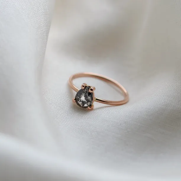 TERRI gold ring with salt and pepper diamond Image