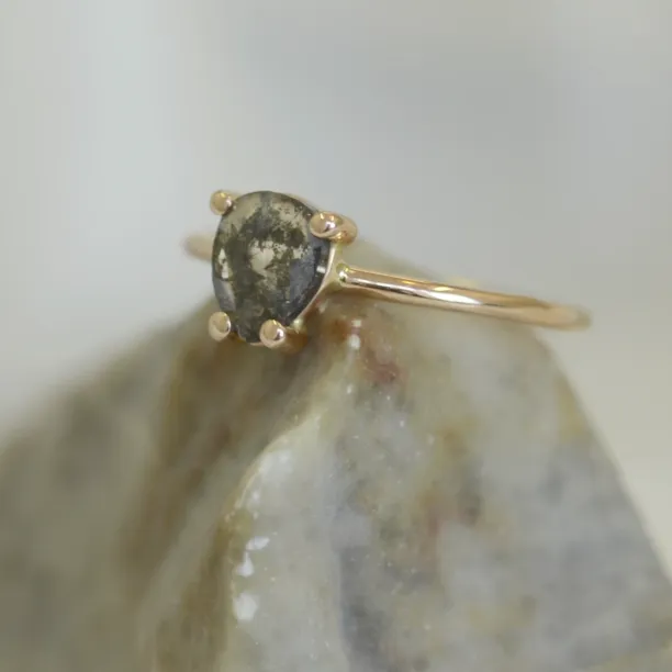 TERRI gold ring with salt and pepper diamond Image