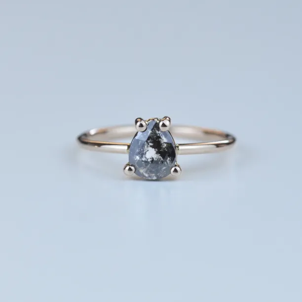 TERRI gold ring with salt and pepper diamond Image