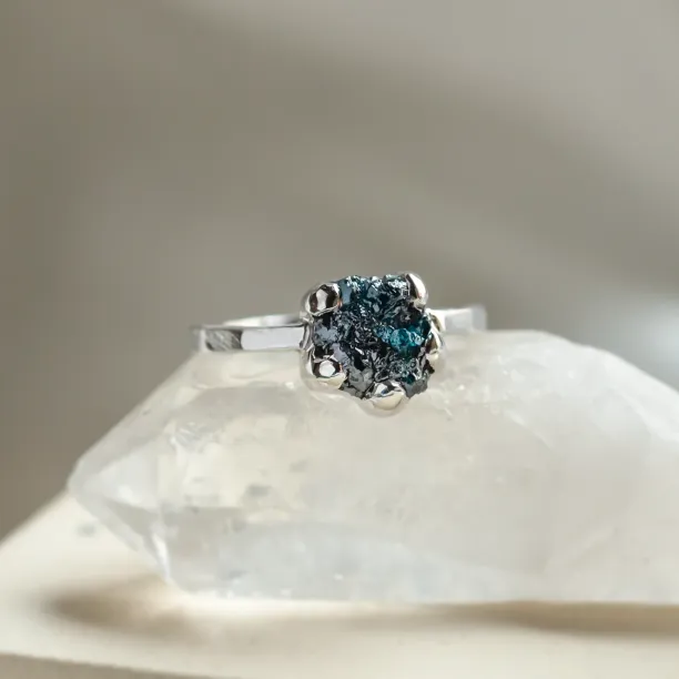 Gold ring with raw diamond VITA Image