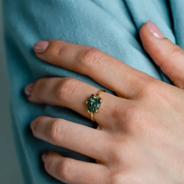 Gold ring with raw diamond VITA Image