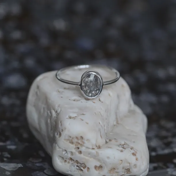 BONNIE gold ring with salt and pepper diamond  Image