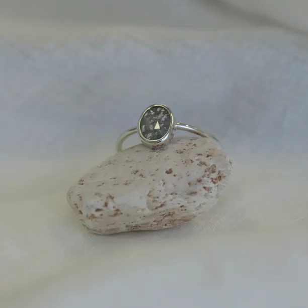 BONNIE gold ring with salt and pepper diamond  Image