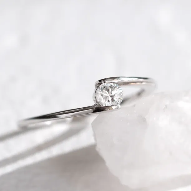 HELSE platinum diamond engagement ring Image