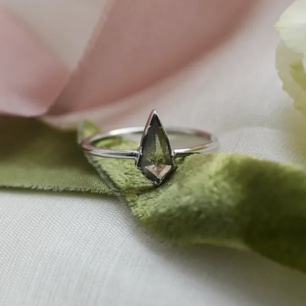 FREDA gold ring with salt and pepper diamond  Image