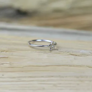 BETTY Golden ring with a diamond Thumbnail