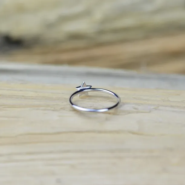 BETTY Golden ring with a diamond Image