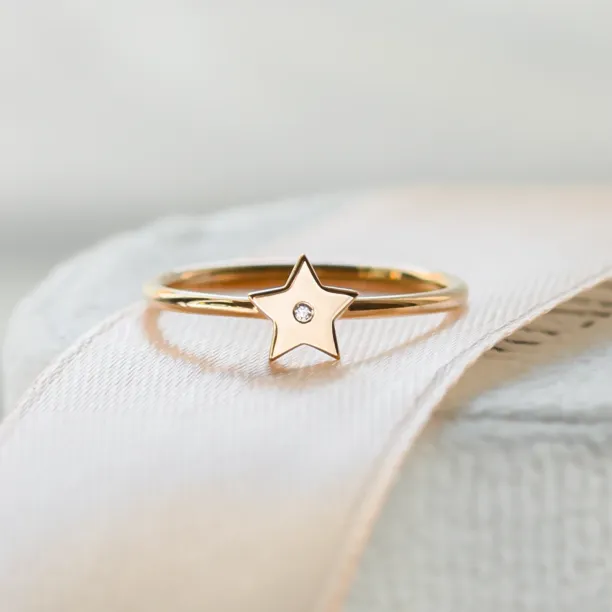 BETTY Golden ring with a diamond Image