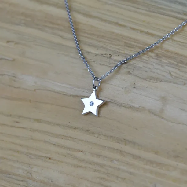 VIVIAN Silver star pendant with a diamond Image