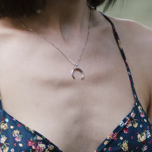 Gold necklace in the shape of crescent - ANEBY Image