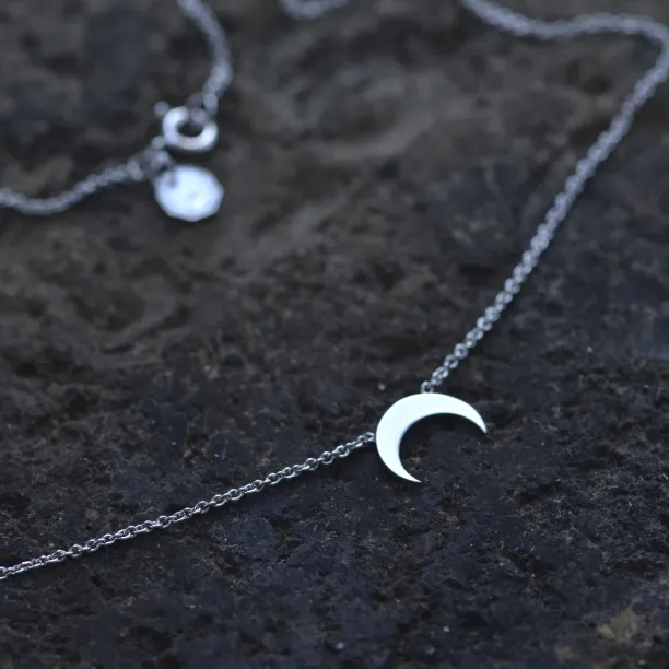 VITKE crescent-shape silver necklace Image