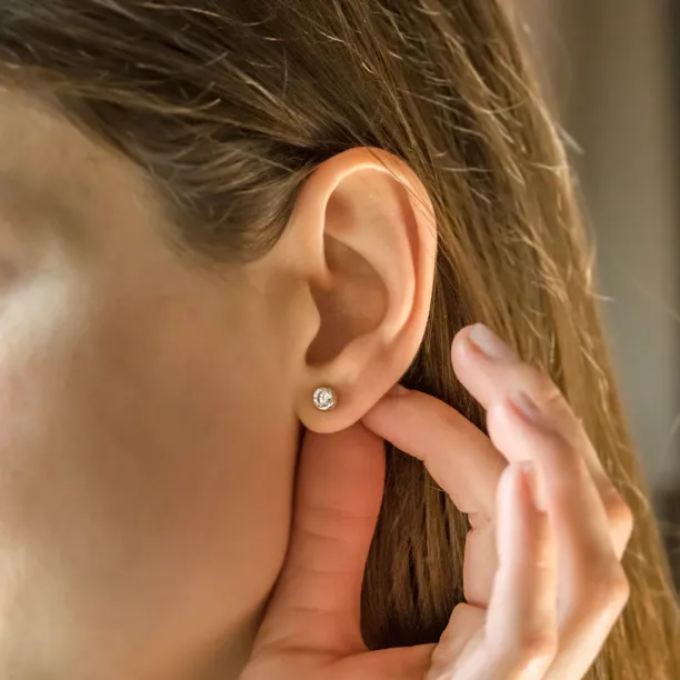 Simple gold earring with diamonds KLOFTA Image