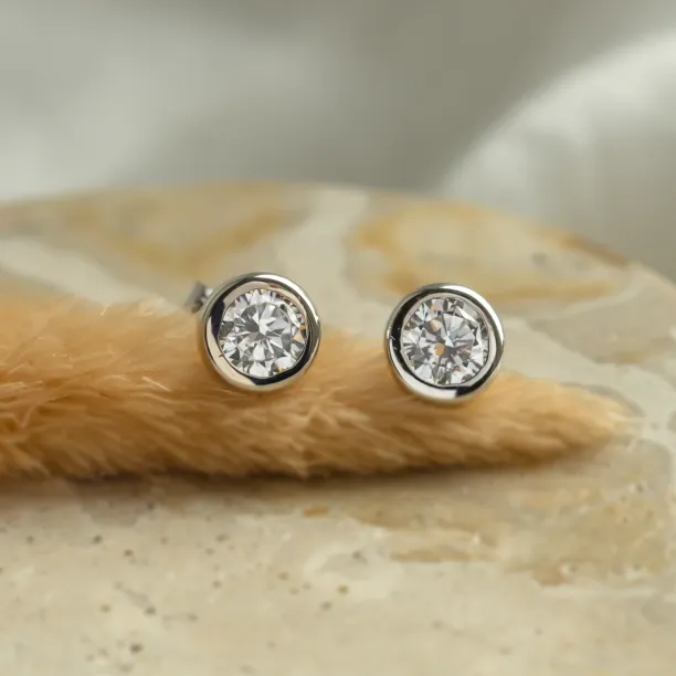 Simple gold earring with diamonds KLOFTA Image