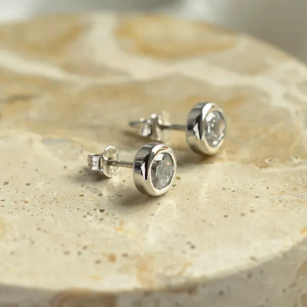 Simple gold earring with diamonds KLOFTA Image