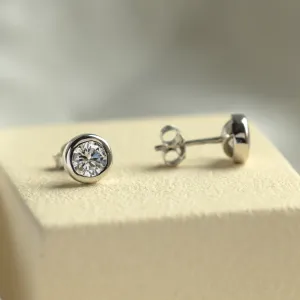 Simple gold earring with diamonds KLOFTA Thumbnail