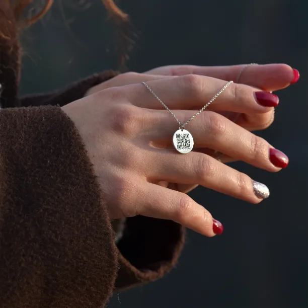 Pendant with encrypted QR-code + engraving on the opposite side Image