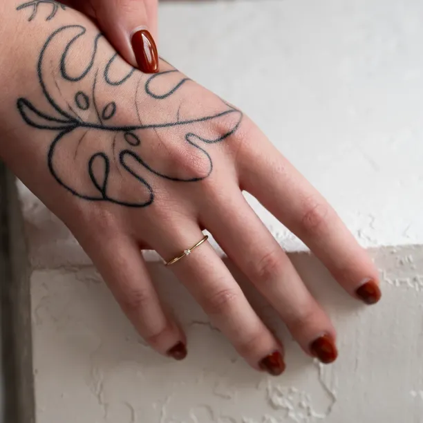 Gold minimalistic ring with diamond LAUDE Image