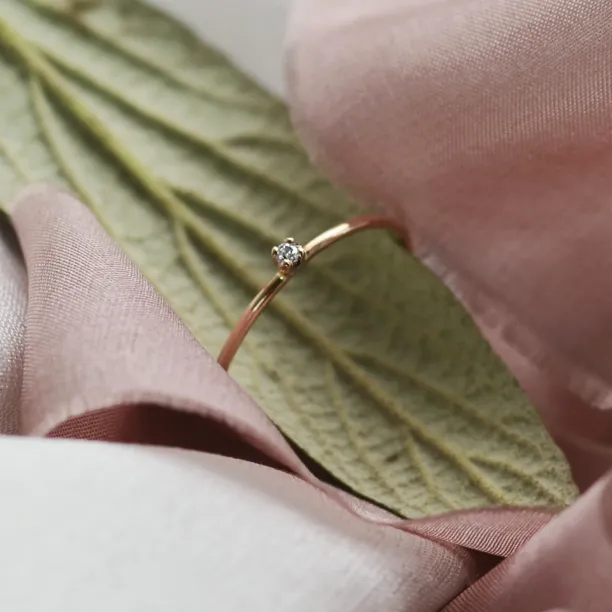 Gold minimalistic ring with diamond LAUDE Image