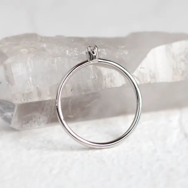 Gold minimalistic ring with diamond LAUDE Image